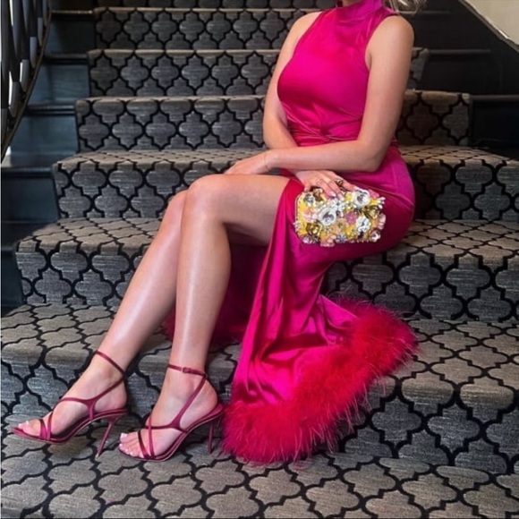 Club London - ZOE
DARK PINK SATIN TWIST SPLIT MAXI DRESS WITH FEATHER TRIM - Picture 4 of 6